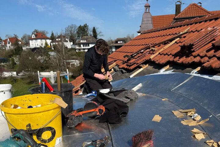 Praktikant bei der Herstellung einer Tonnengaube aus Blech